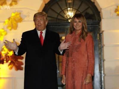 "Лна его не любит". Жена Трампа на публике одернула руку мужа