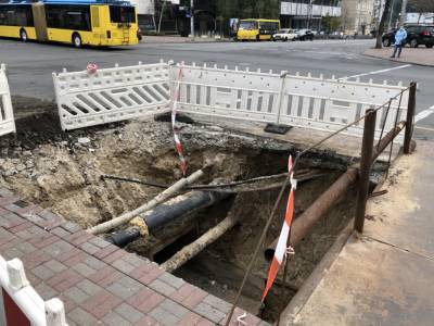«Коммунальный» Киеве: в центре города опять разрыли скандальный перекресток
