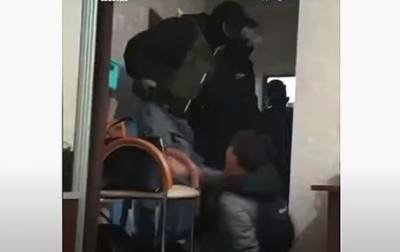 В Минске неизвестные в масках ворвались в квартиру, где спрятались протестующие (ВИДЕО)