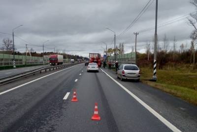 В Тверской области водитель фуры не заметил легковой автомобиль и спровоцировал аварию