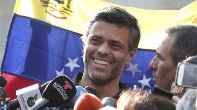 Один из лидеров протестов в Венесуэле Леопольдо Лопес покинул страну