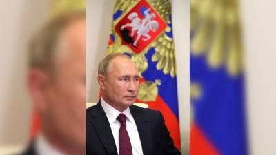 Пользователи Сети сравнили Путина со Штирлицем после манипуляций с папкой