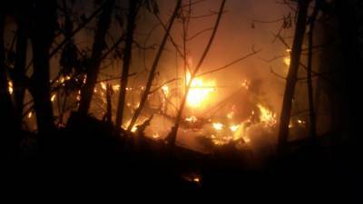 В Астрахани 16 человек больше часа тушили крупный пожар в Ленинском районе