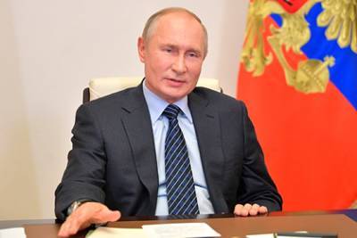 Путин ответил изображающим его «убийцей с клыками» фразой «меня не колышет»