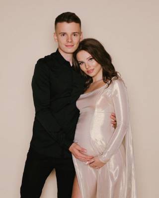 Арсений Шульгин с беременной женой переехали в новую квартиру в Москве