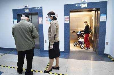 Россиян предупредили об опасности лифтов во время коронавируса