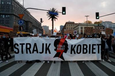 Протесты против нового закона об абортах прокатились по Польше [18+]