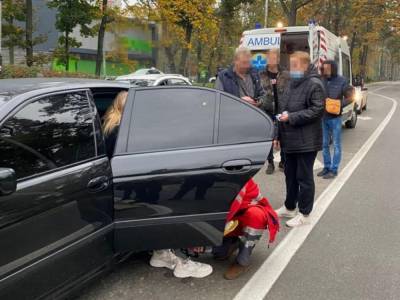 Под Киевом маршрутка на «зебре» сбила девушку и протаранила BMW