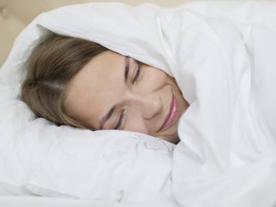 Названы 7 способов похудеть во время сна