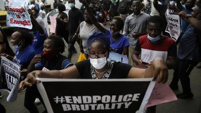 Нигерийские полицейские открыли огонь по протестующим