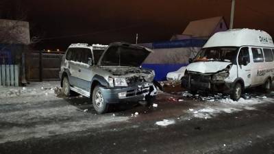 В Заводоуковске Land Cruiser врезался в маршрутку, пострадали десять человек