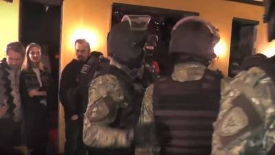 Полицейские с собаками нашли наркотики в ночном клубе в центре Петербурга
