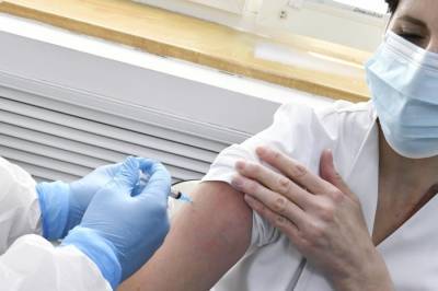 Вакцинацию медиков-добровольцев от COVID-19 начали в Калмыкии