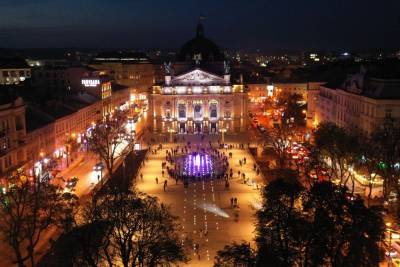 Новый фонтан во Львове - часть скрипки возле оперного театра