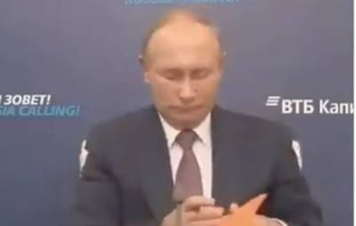 Странное поведение Путина на форуме вызвало небывалый ажиотаж, видео: "Взял папку и..."