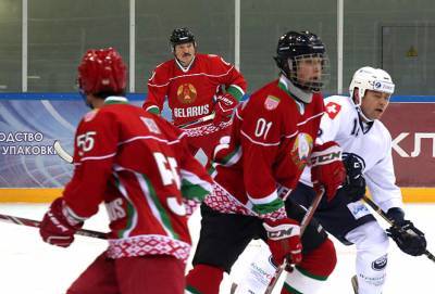 Александр Лукашенко играл в хоккей, пока в стране шли протесты