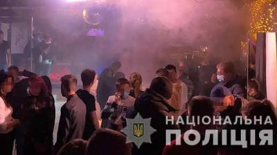 Во Львове закрыли ночной клуб в котором сотни людей были без масок