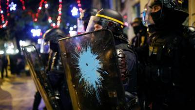 Более 90 полицейских пострадали во Франции во время демонстраций