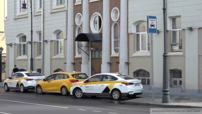 Пассажир устроил драку с таксистом и угнал его машину в Москве