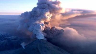 Вулкан Ключевской вновь выбросил многокилометровый столб пепла