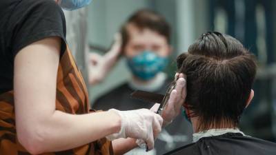 Стилист назвал способы отличить неумелого парикмахера от опытного мастера