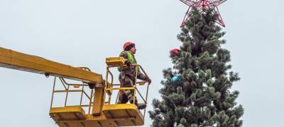 Красно-сине-белые шары украсили новогоднюю ель в Петрозаводске (ФОТО и ВИДЕО)