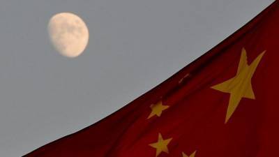Китайский космический зонд начинает работу на Луне
