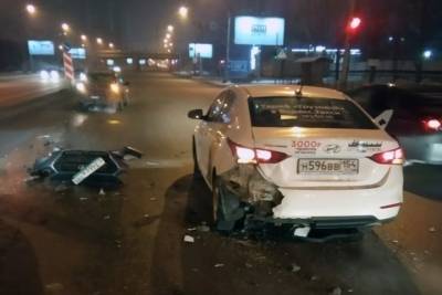 Водитель «Соляриса» скрылся на авто в сквере после массового ДТП в Новосибирске