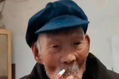 100-летний мужчина назвал секретом долголетия алкоголь и сигареты