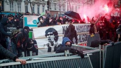 Протестующие разгромили Париж из-за закона «О глобальной безопасности»