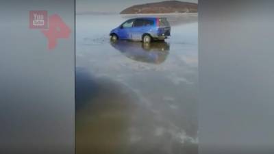 Две машины рыбаков провалились под лед в Приморье
