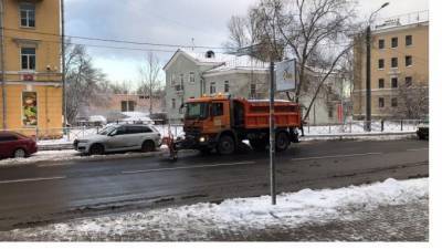 На улицы Петербурга вновь вышла снегоуборочная техника