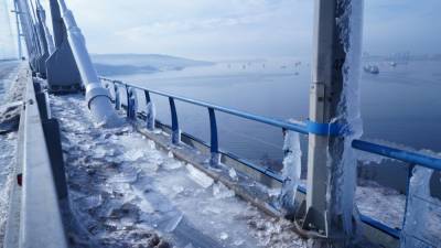 Обледеневший мост на остров Русский останется закрытым
