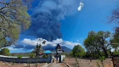В Индонезии произошло мощное извержение вулкана Левотоло: видео