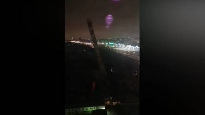 "Случилось мини-землетрясение": упавшая труба разбила шесть машин в Петербурге
