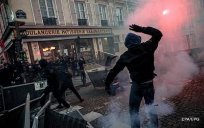 Во время протестов во Франции пострадали около 100 полицейских