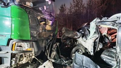 На Серовском тракте легковая машина влетела в грузовик: водитель погиб, пассажир в коме (ФОТО)