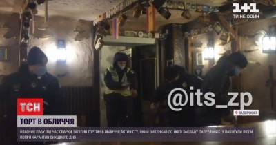 Тортом в лицо: в Запорожье владелец паба напал на активиста, который вызвал патрульных в заведение