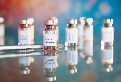 Десять сотрудников Гатчинской больницы сделали прививки от коронавируса