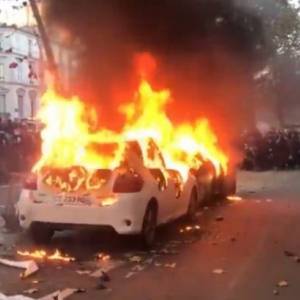На акции против закона о защите полиции во Франции пострадало до 100 силовиков