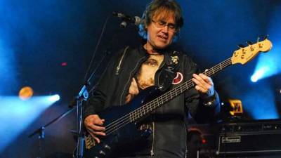 Участник знаменитой сербской рок-группы «Рибля чорба» умер от covid-19