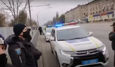 Полиция поднята по тревоге: Mercedes изрешетили из автомата Калашникова, первые подробности