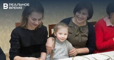 Минниханов наградил медалями «Ана даны-Материнская слава» двух жительниц Татарстана
