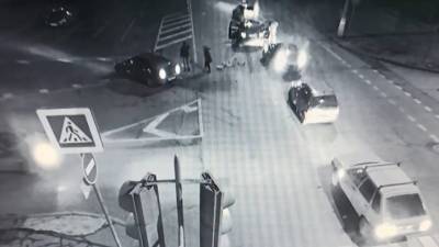 Женщину выбросило из машины после ДТП в Волгограде. Видео