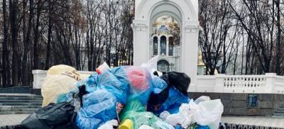 "Не бросай меня": людей "придавило" мусором в центре Харькова, фото