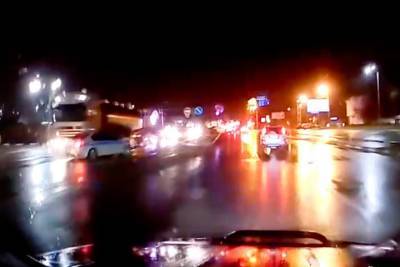 Момент ДТП с фурой и машиной ДПС в Новомосковске попал на видео