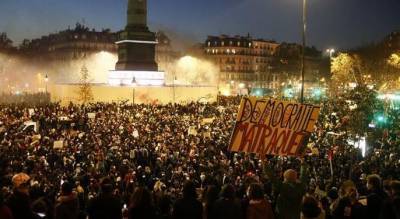 Во Франции во время протестов пострадали почти сто полицейских