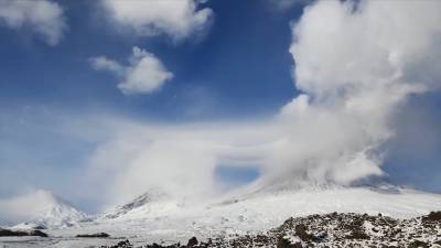 Вулкан Ключевской выбросил столб пепла на семь километров (видео)