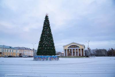 Шары и гирлянда: «главную» новогоднюю ель Петрозаводска готовят к празднику