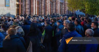 Родители солдат-срочников вновь собрались перед зданием правительства Армении